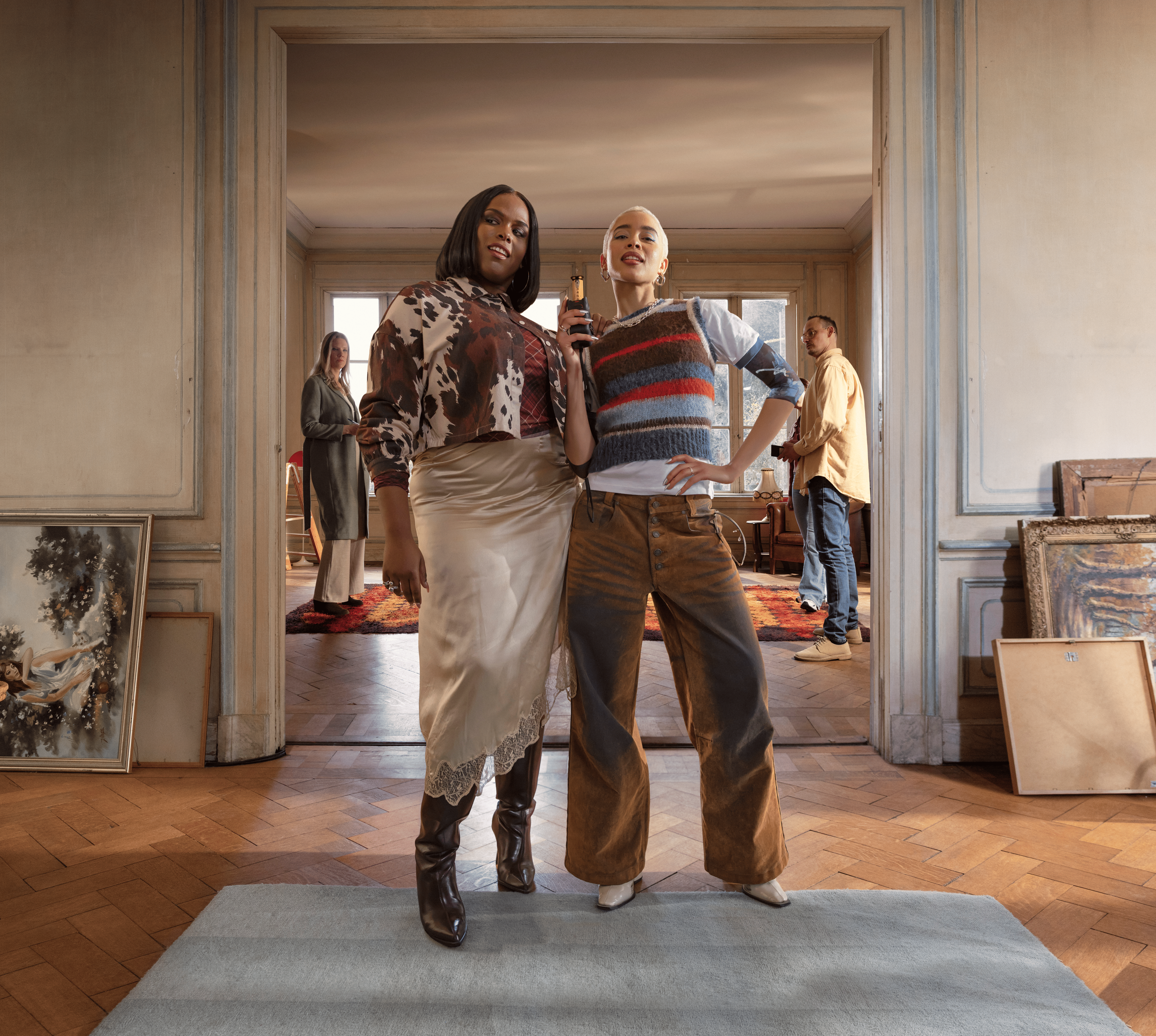 Confident ladies view house. De Hypotheker helps you feel sure
